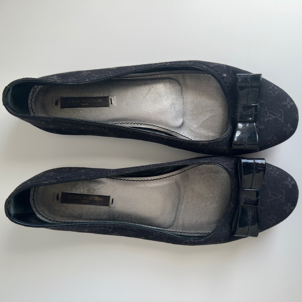 Louis Vuitton Elegant Black Flats with Bow
